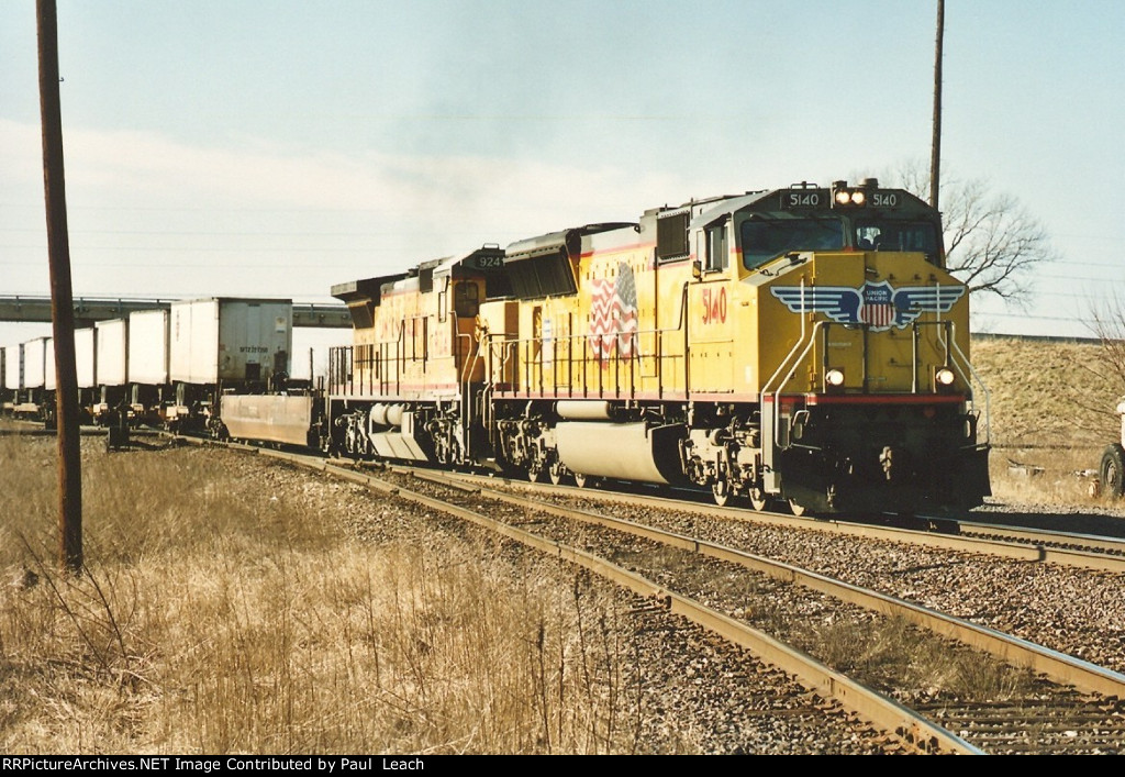 Eastbound intermodal comes over the diamonds